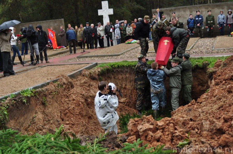 Захоронение останков воинов в Юхновском районе