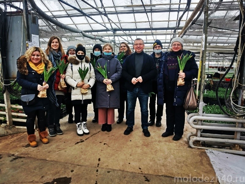Волонтеры посетили цветочное производство