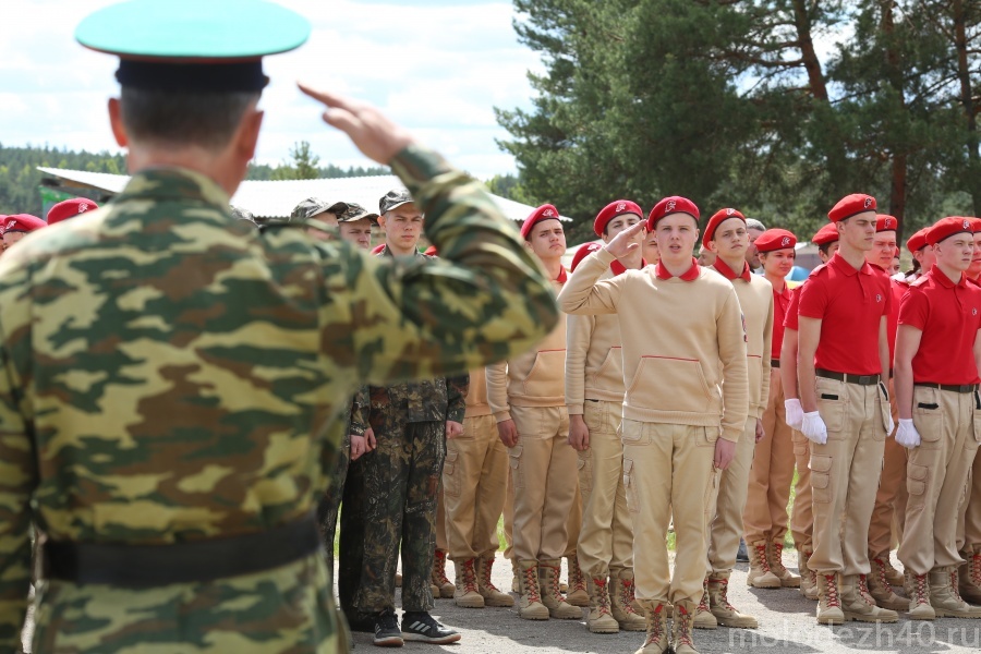 Школьники соревнуются в военно-спортивной игре «Зарница-Орленок»