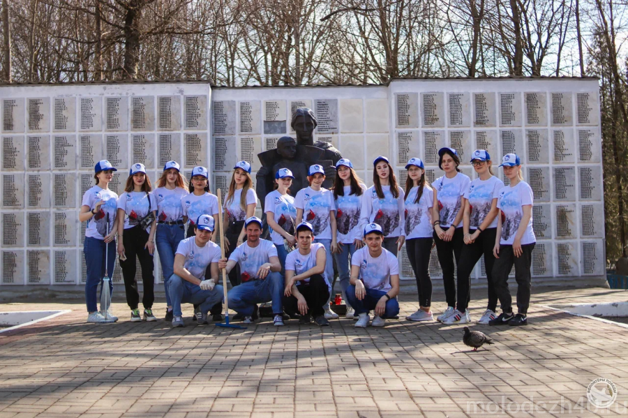 «Волонтеры Победы» благоустраивают мемориалы и воинские захоронения 
