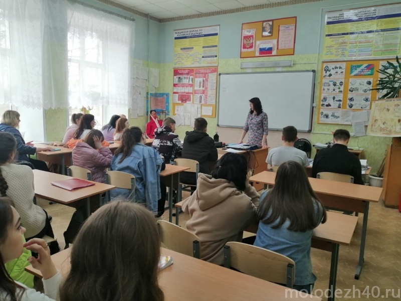 О положенных выплатах узнали студенты в Сухичинчах и Кондрово