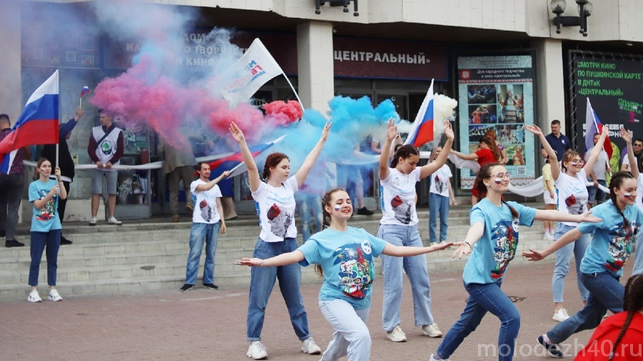 В День России развернули 60-ти метровый российский флаг в Калуге