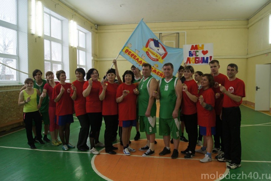 Игра между учителями и старшеклассниками «Веселые старты. Волейбол», посвященная открытию зимней олимпиады в Сочи.