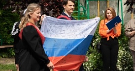 Калужским школьникам передали флаг с фронта