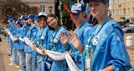 Волонтеры Победы развернули флаг России