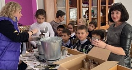 Школьники принимают участие в мастер-классе по изготовлению окопных свечей