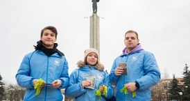 В Калуге волонтеры раздали ленточки Ленинградской Победы
